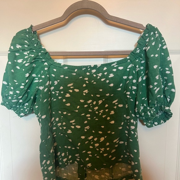 Green puffy sleeve shirt sleeve top with white specs - Picture 3 of 3